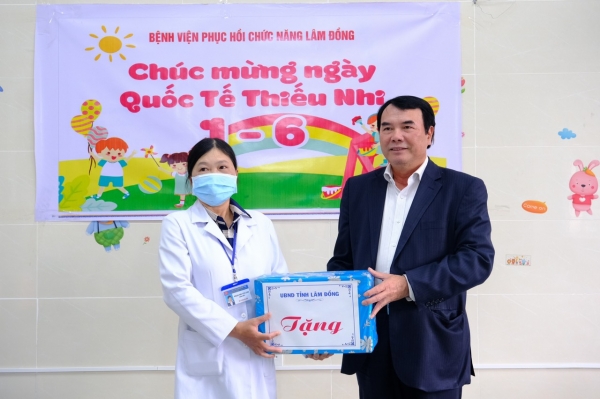 Chương trình tặng quà Quốc tế thiếu nhi 1/6 “Chia sẻ yêu thương với bệnh nhân nhi Bệnh viện Phục hồi chức năng Lâm Đồng