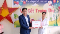 Phó Chủ tịch UBND tỉnh Võ Ngọc Hiệp tặng quà trung thu cho trẻ em điều trị tại Bệnh viện Phục hồi chức năng